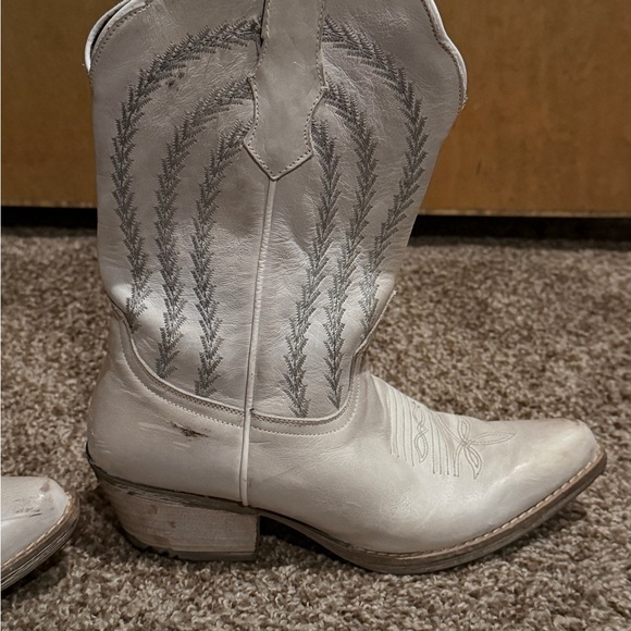 Sterling River - White Western Heeled Boots - Picture 3 of 8